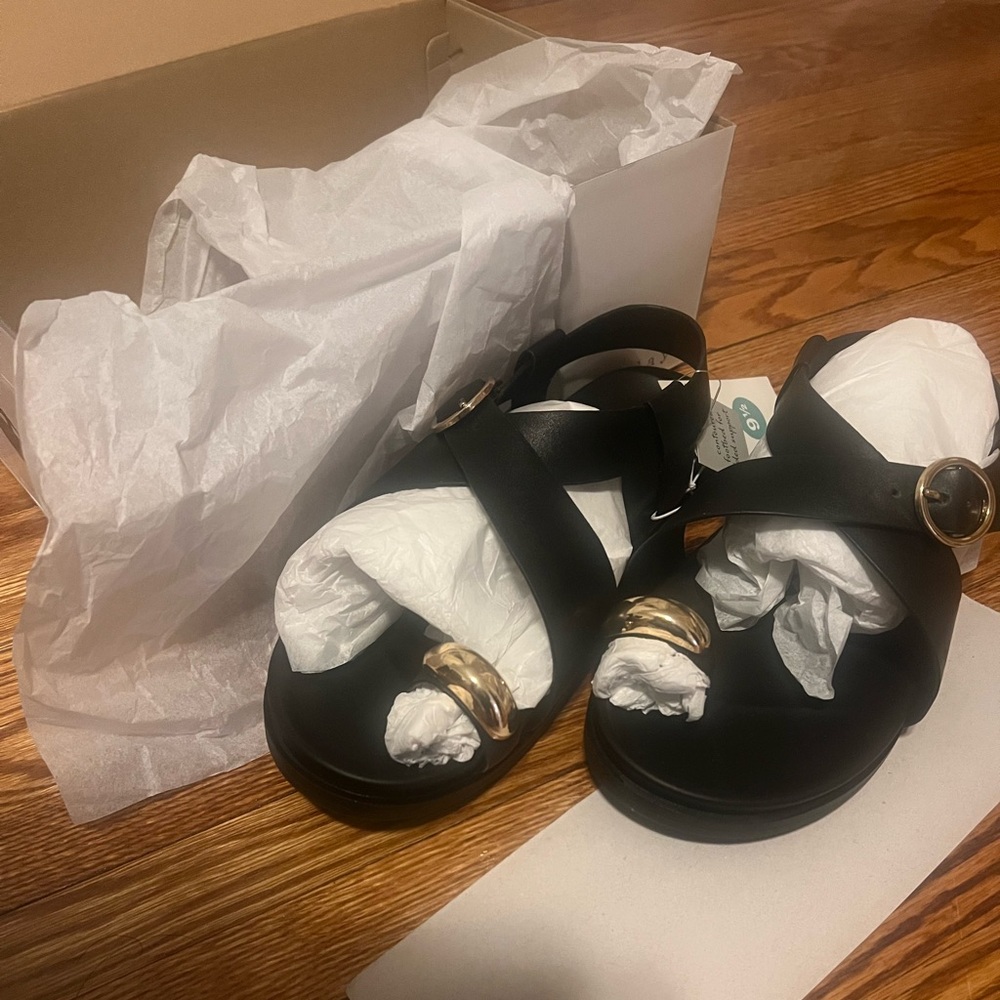 New in box Black Penelope Toe Ring Footbed Sandals